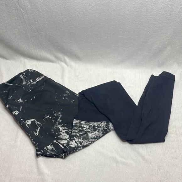ALO Yoga Black and White marbled top and Black Bottom Leggings Size XS - Picture 1 of 6